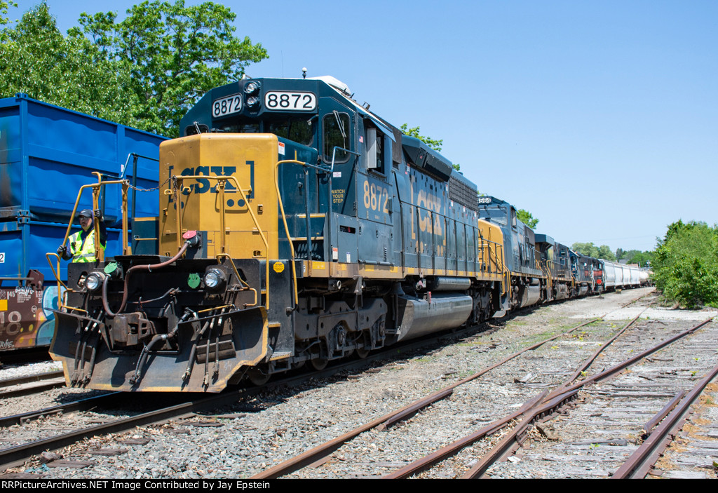 CSX 8872 leads M427 into the Hill Yard